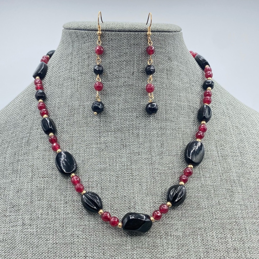 Cranberry Black Glass Beaded Necklace Earrings Set Faceted Gold Tone Mourning